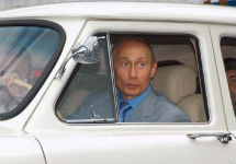Владимир Путин за рулем. Фото с сайта compromat.info