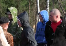 Люди, нападавшие на защитников Химкинского леса. Кадр видеозаписи "Радио Свобода"