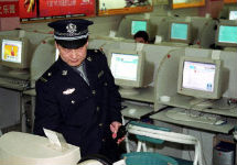 Полицейский в интернет-кафе в Китае. Фото с сайта fullissue.com