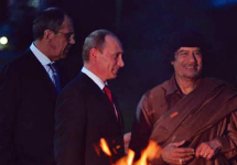Сергей Лавров, Владимир Путин и Муамар Каддафи. Фото с сайта peremeny.ru
