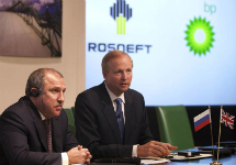 Президент "Роснефти" Эдуард Худайнатов и председатель совета директоров BP Роберт Дадли. Фото с сайта "Радио Свободы"