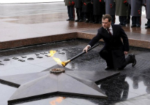 Дмитрий Медведев зажигает Вечный огонь у Могилы Неизвестного солдата после реконструкции в 2010 году. Фото пресс-службы президента