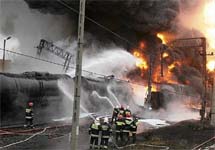 Тушение горящих цистерн грузового поезда в Польше. Фото с сайта loveopium.ru