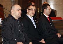 Обвиняемые в убийстве Умара Исраилова в суде. Фото с сайта wn.com