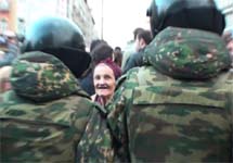 Милиция и участница Дня гнева. Кадр Граней-ТВ