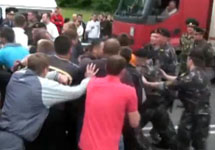 Белорусский ОМОН разгоняет протестующих водителей. Кадр видеоролика с Youtube