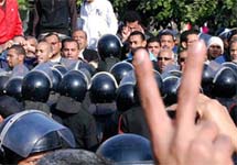 Египтяне и полиция на протестной акции в январе 2011 года. Фото с сайта lebanonwire.com