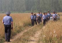 Сотрудники милиции возле лагеря экологов в Химкинском лесу. Фото Л.Барковой/Грани.Ру