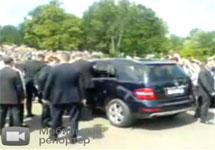 Автомобиль Медведева потерял управление. Кадр видеоролика с Youtube
