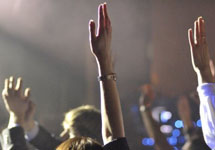 Поднятые руки. Фото с сайта www.ikra.tv