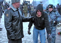 Игорь Березюк и полковник Бирюков на Манежной площади 11 декабря 2010 г. Кадр Грани-ТВ
