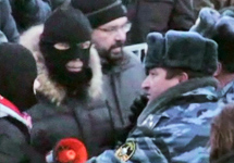 Беспорядки на Манежной 11 декабря. Человек в черной маске. Кадр Грани-ТВ