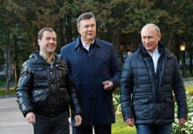 Дмитрий Медведев, Владимир Путин и Виктор Янукович. Фото пресс-службы президента