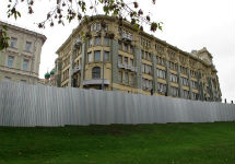 Забор вокруг зданий администрации президента. Фото ''Архнадзора''