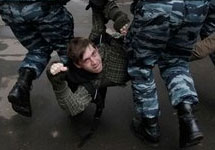 Задержание Матвея Крылова у Тверского суда. Фото: drugros.ru