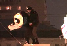 Полицейский задерживает участника акции на Триумфальной.  Съемка Дмитрия Борко 