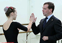 Медведев танцует "Ладушки". Фото с сайта www.lifenews.ru