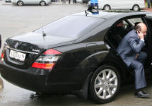 Александр Мишарин выходит из машины. Фото Уралинформ.Ру