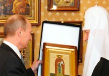 Путин дарит иконы патриарху. Фото пресс-службы премьера