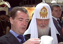 Президент Медведев и патриарх Кирилл. Кадр НТВ