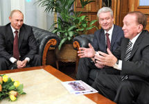 Владимир Путин, Сергей Собянин и Александр Масляков. Фото с сайта КВН