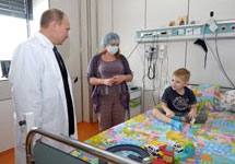 Путин в клинике Чулпан Хаматовой. Фото: premier.gov.ru