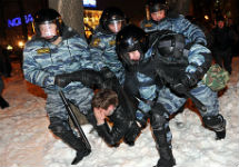 Омон разгоняет акцию на Пушкинской площади. Кадр НТВ