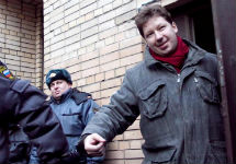 Алексея Козлова выводят из суда. Фото Юрия Тимофеева