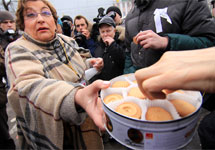 Евгения Альбац раздает печеньки на Пушкинской. Фото Е.Михеевой/Грани.Ру
