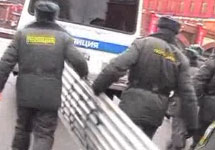 Акция в защиту Газаряна. Полицейские уносят "забор". Кадр Грани-ТВ