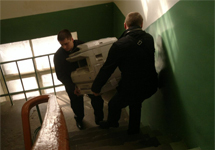 Сотрудники центра "Э" выносят ксерокс из Дома прав человека в Воронеже. Фото Алексея Козлова