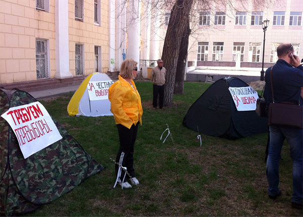 Палатки на улице Кирова. Фото Георгия Албурова