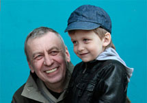 Андрей Санников с сыном после освобождения. Фото: charter97.org