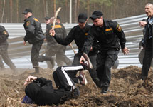 Чоповцы бьют защитников леса. Фото В.Максимюк/Грани.Ру