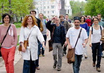 Журналисты на Тверском бульваре 7 мая. В центре - Лев Рубинштейн. Фото Александра Сорина