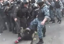 Избиение женщины омоновцем 6 мая. Кадр видеоролика youryogaru на YouTube