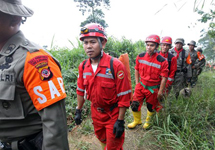 Индонезийские спасатели на месте крушения. Фото с сайта 3news.co.nz