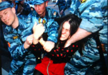 Задержание на Баррикадной. Фото из твиттера Рустема Адагамова