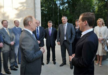 Путин и Медведев с министрами и чиновниками АП в Барвихе. Фото пресс-службы Кремля