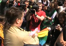 Разгон гей-парада 27 мая 2012 г. Кадр Грани-ТВ