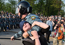 Задержание Саши Духониной на "Марше миллиона". Фото Рустема Адагамова