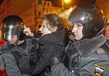 Задержание Божены Рынской на Триумфальной 06.12.2011. Фото AP