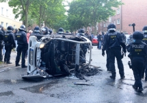 Беспорядки в Гамбурге. Фото с http://www.rt.com/news/hamburg-clashes-leftists-neo-nazis-853/