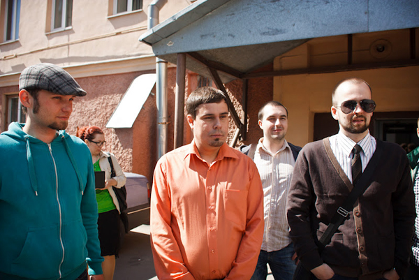 Подсудимые у здания суда 25 мая 2012 года. Фото из Живого журнала пользователя sergey-chernov