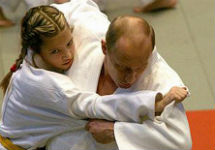 Владимир Путин учит девушку дзюдо. Фото с сайта http://kaliningrad-life.ru