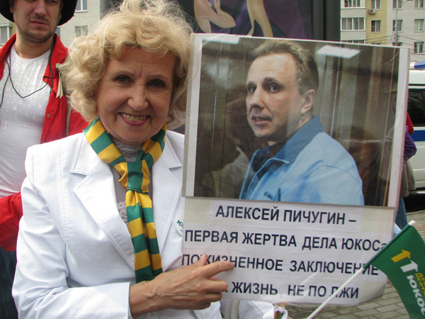 Алла Пичугина с портретом сына на "Марше миллионов" 6 мая 2012 года. Фото Веры Васильевой, HRO.org