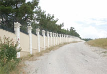 Забор резиденции патриарха в Геленджике. Фото из блога Сурена Газаряна