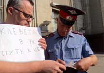 Юрий Сапрыкин на пикете у Госдумы. Фото из твиттера Ульяны Малашенко/Коммерсант-FM