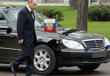 Владимир Путин и автомобиль без регистрационного знака. Фото с сайта  www.online812.ru