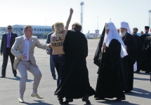 Акция FEMEN против патриарха. Фото femen.livejournal.com